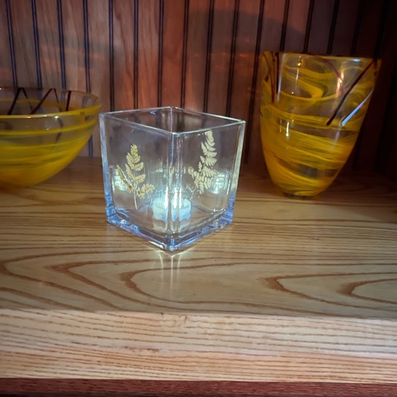 Clear Glass Vase with Fern Design - Picture 5 of 9